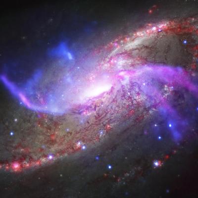 Galaktische Pyrotechnik aus der 23 Millionen Lichtjahre entfernten NGC 4258