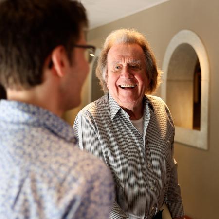 Buchbinder Interview lacht