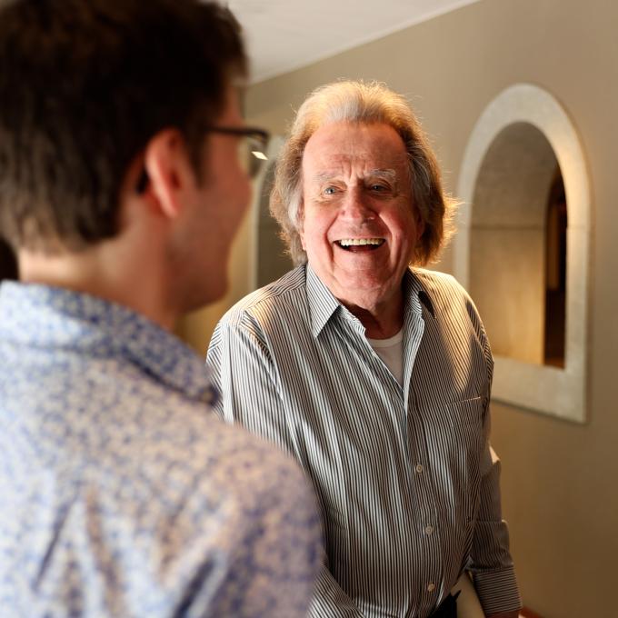 Buchbinder Interview lacht